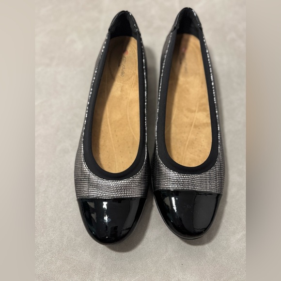 Clarks Shoes - Clarks Women’s Ballet Flats | Black Patent Cap Toe Comfort Shoes | Size US 9